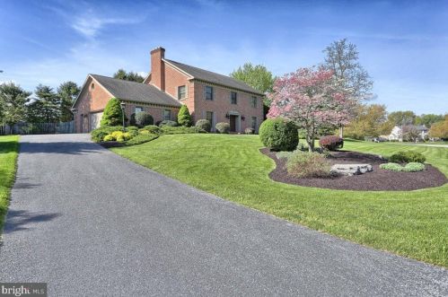 54 Strayer Dr, Carlisle PA 17013-4404 exterior