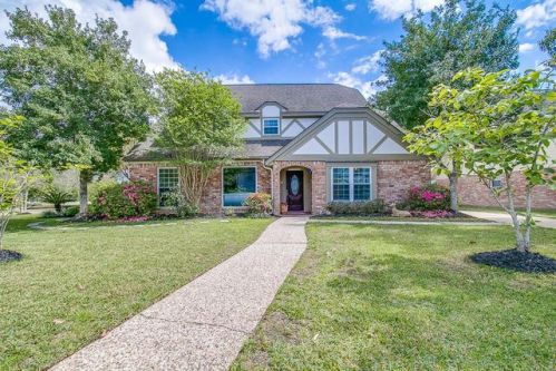714 Lake Villa Dr, Taylor Lake Village, TX 77586-4305