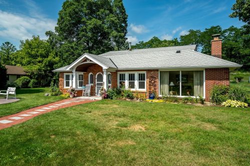 8065 Beach Dr, Rockford, IL 61103-1101