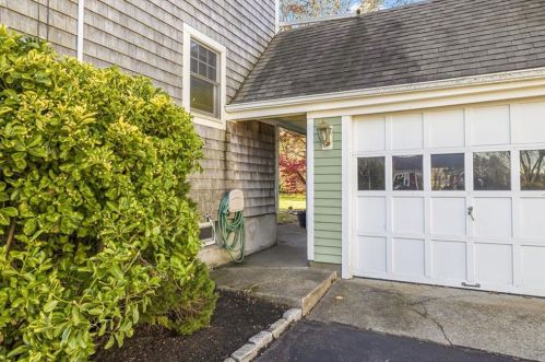 29 Willow Ave, Middletown, RI 02842-4930