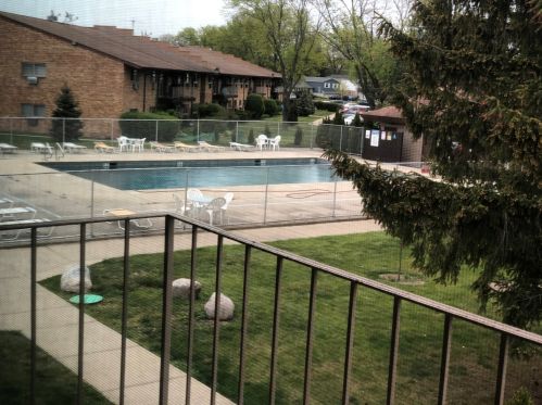808 Old Willow Rd, Wheeling IL  60070-2144 exterior