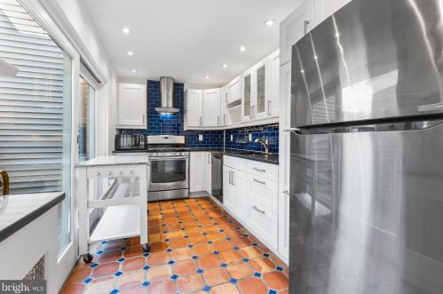 904 10th St, Philadelphia PA 19147-3744 exterior