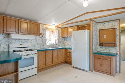 207 Sunningdale Ct, Lancaster PA  17603-2185 exterior