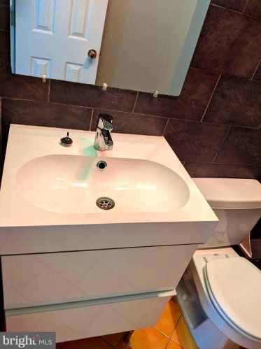 8069 Powderbrook Ln, Springfield VA  22153-2927 exterior