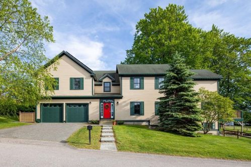 27 Continental Dr, Middletown, RI 02842-5250