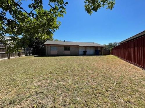 2131 Bowie Dr, Carrollton TX 75006-7604 exterior