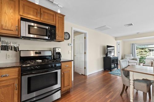 6 Center St, Niantic CT  06357-2658 exterior