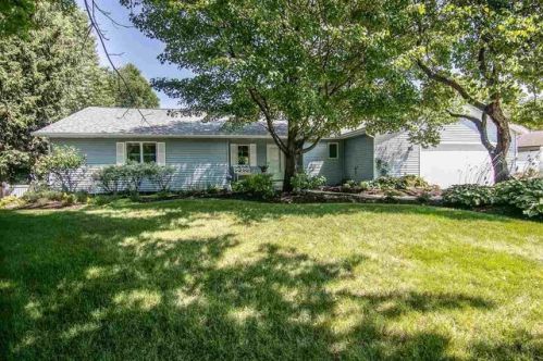 6268 Denwood Dr, Rockford, IL 61114-6569