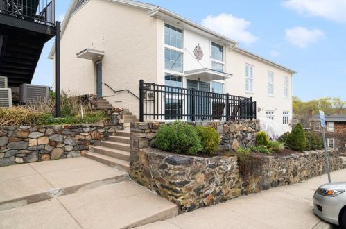 10 Queen St, Warwick, RI 02818-3724