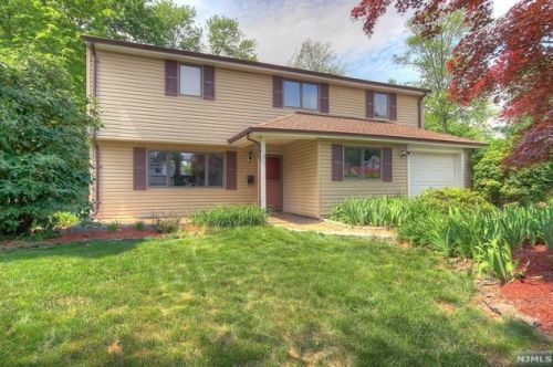 204 Henmarken Dr, Rockleigh, NJ 07647-1706