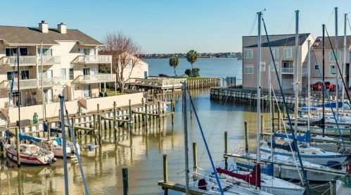 22 Mariner Village Dr, Taylor Lake Village TX 77586-5448 exterior