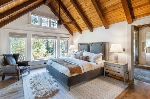 8262 Valhalla Dr, Truckee CA  96161-4297 exterior