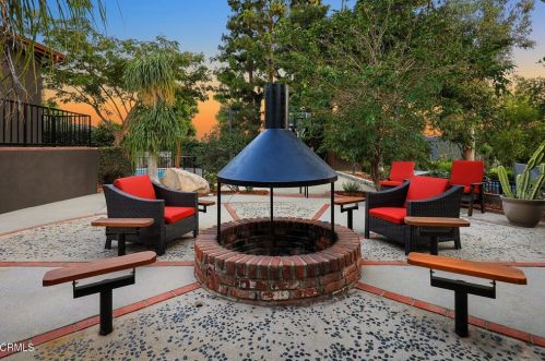 2512 Rockdell St, Glendale CA 91214-2221 exterior