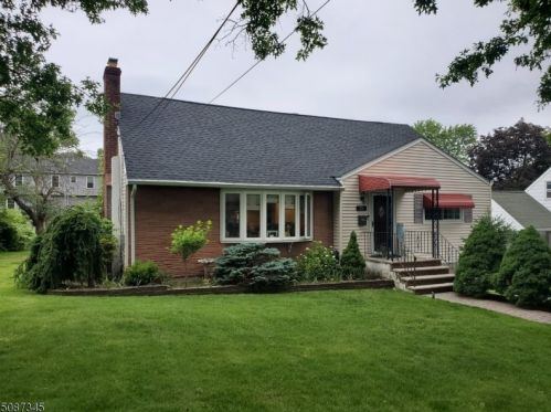 21 Oak Crest Rd, Town Center, NJ 07052-1211