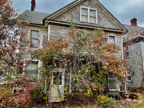 1135 Chestnut St, Franklin, PA 16323-1211