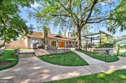 38 Valleybrook Dr, Lancaster PA  17601-4617 exterior