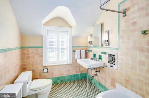 1023 Washington Ave, Tavistock NJ 08033-3605 exterior