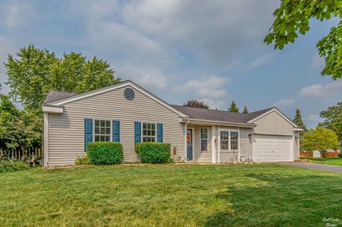 900 Portsmouth Dr, Island Lake, IL 60042-9573