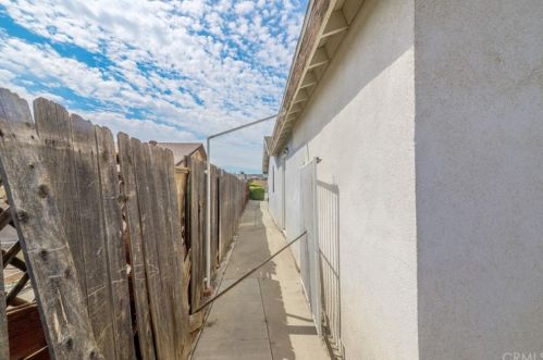 5985 Kitty Hawk Dr, Riverside CA  92504-1445 exterior