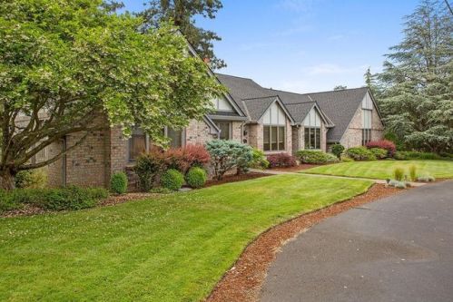 88 Greenway Dr, Medford, OR 97504-7700