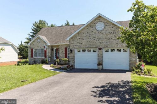 384 Turnberry Dr, Charles Town WV  25414-3930 exterior