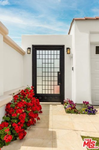 22800 Sparrowdell Dr, Calabasas, CA 91302-1819