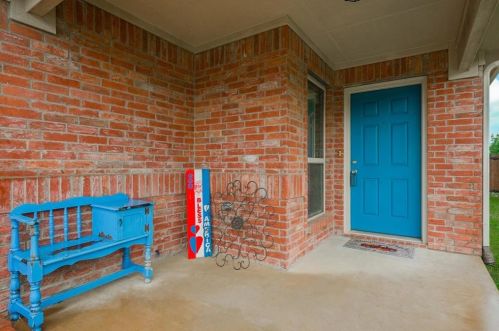 10416 Manhassett Dr, Fort Worth, TX 76140-5765