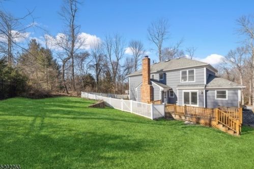 697 Meyersville Rd, Gillette, NJ 07933-1338