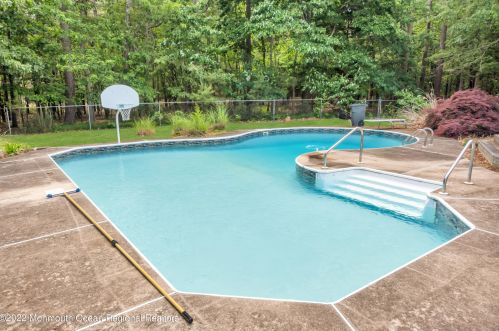 13 Renee Ct, Lacey, NJ 08731-3638