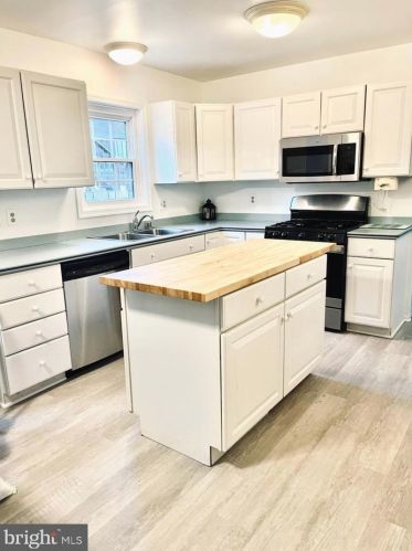 5076 Queens Wood Dr, Springfield VA  22015-1530 exterior