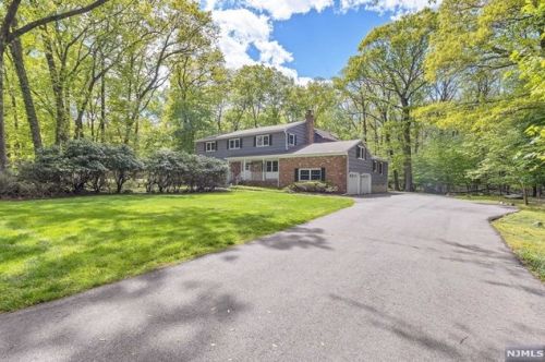 25 Old Oak Dr, Mahwah, NJ 07430-3010