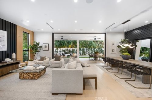 15442 Camarillo St, Van Nuys CA  91403-1039 exterior