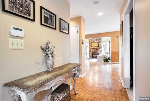 154 Grandview Ln, Mahwah, NJ 07430-2057