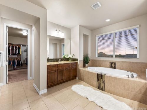 26605 Peakview Dr, Aurora CO 80016-6108 exterior