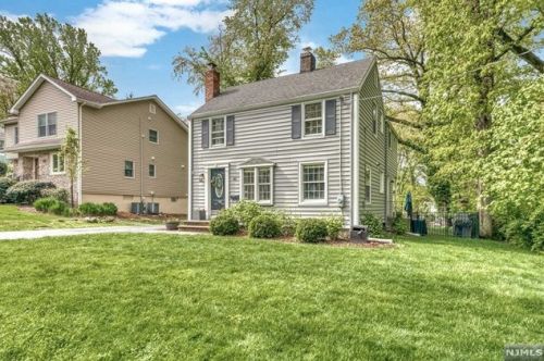 42 Cherokee Ave, Allendale, NJ 07401-1305