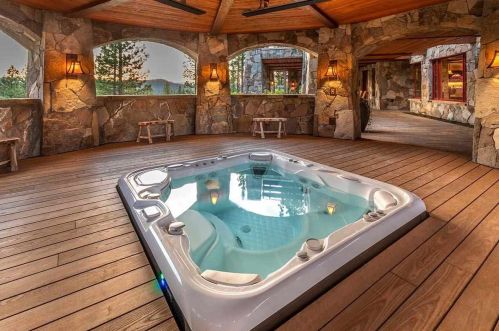8207 Fallen Leaf Way, Truckee CA  96161-4273 exterior