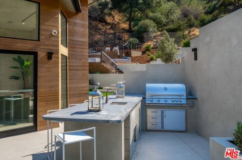 17137 Escalon Dr, Van Nuys CA  91436-4029 exterior