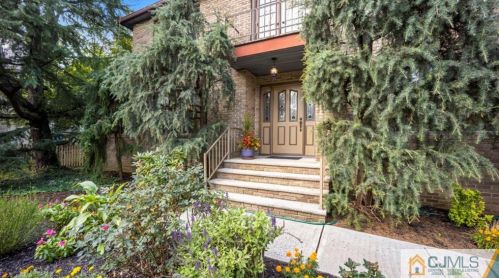 3 Vinne Ct, Edison, NJ 08820-3935