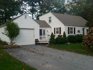 1 Tomahawk Trl, Cranston, RI 02921-2571