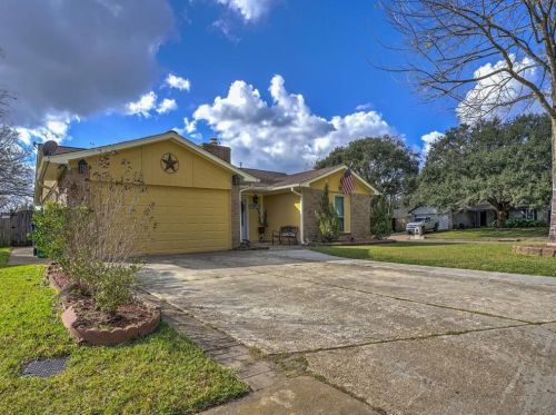 1 Mustang Ct, Angleton, TX 77515-2717