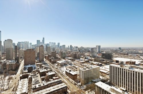 111 Maple St, Chicago IL  60610-5401 exterior