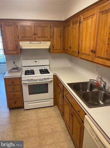 32 Valleybrook Dr, Lancaster PA  17601-4617 exterior