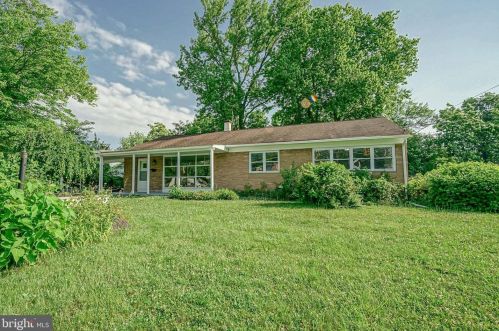 2 Warwick Rd, Somerdale, NJ 08083-2049