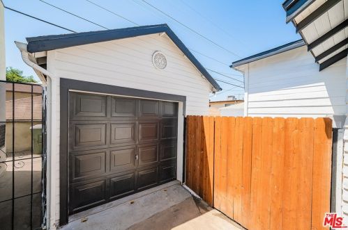 1350 Carlton Dr, Glendale CA  91205-1421 exterior