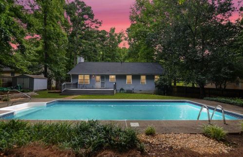 2424 Hillboro Cir, Marietta, GA 30064-4322