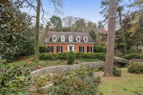 2853 Careygate, Atlanta, GA 30305-2821