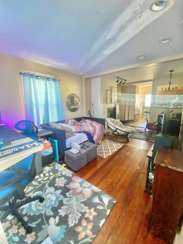 16 Pearl St, Middletown, RI 02840-2055