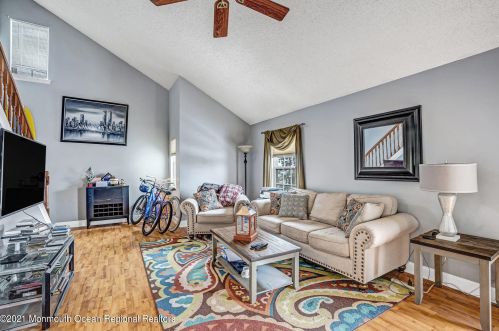 14 Nashville Ct, Tinton Falls, NJ 07712-3182