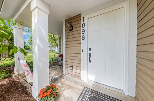 1098 Bradbury Cir, Carol Stream IL  60188-3904 exterior