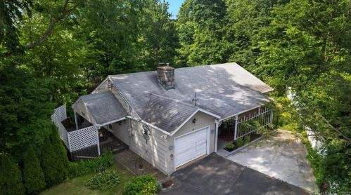 581 Prospect Rd, Waterbury, CT 06706-2400